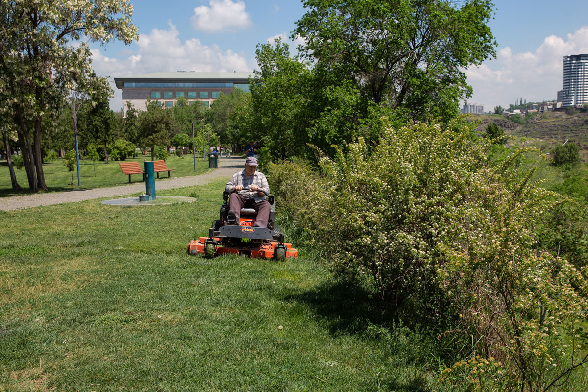 1 2 - Tumanyan Park in Full Bloom