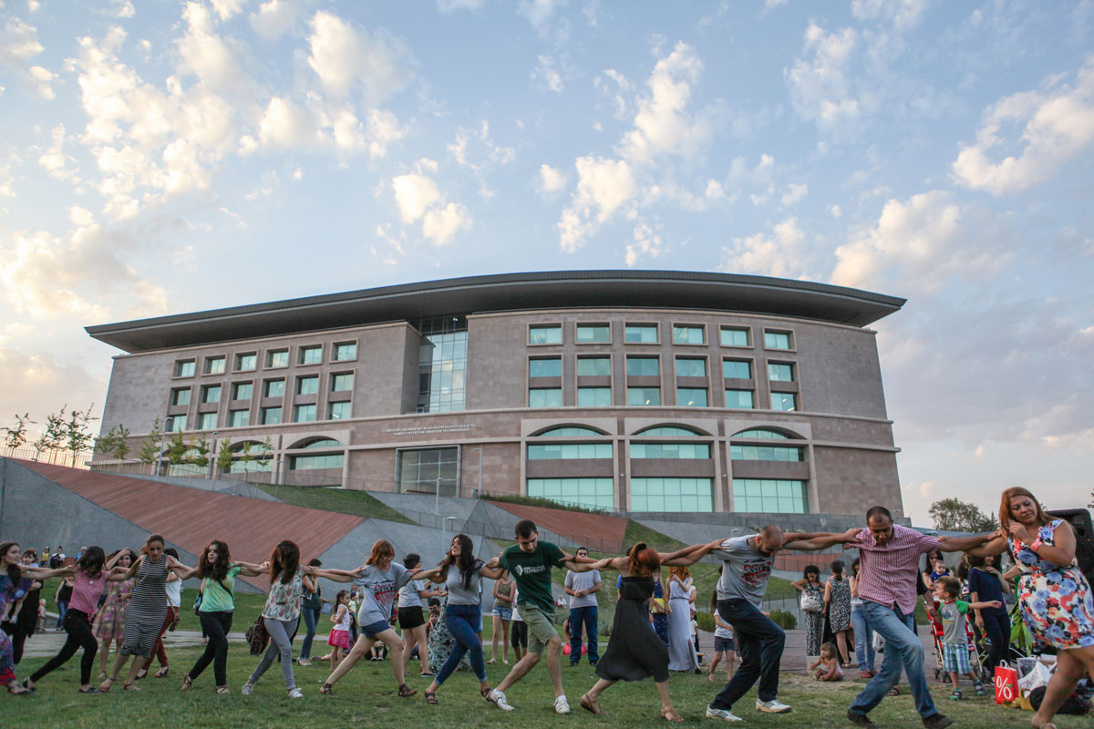 5 7 - Tumanyan Park in Full Bloom